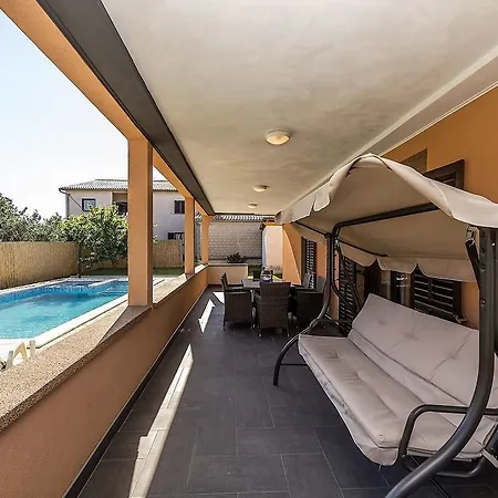 Lovely With Swimming Pool In Loborika